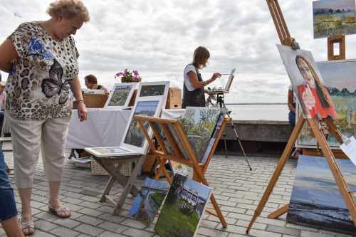 OLD Leigh Artists' Market returns on May Bank Holiday Monday and is set to bring Strand Wharf to life once more with painters, potters, mosaic artists, photographers and print-makers, many of them working on the wharf.