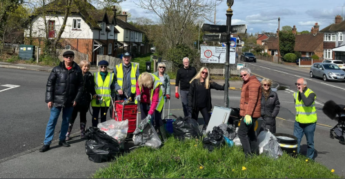 COMMUNITY volunteers lent a hand litter picking in Rochford.
