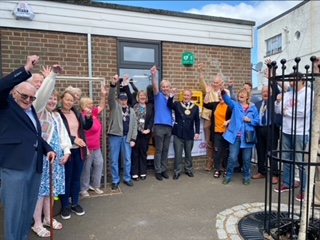 Leigh On Sea News. 15th Defibrillator Installed - LEIGH and Thorpe Bay Rotary Clubs joined forces with the Carli Lansley Foundation to install the 15th defibrillator of their two-year project to donate these lifesaving machines to the local community.