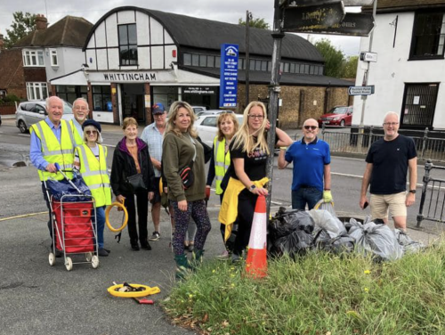 Leigh On Sea News. Rochford Litter Pick - DEDICATED residents of Rochford came together to make a positive impact by participating in an organised litter pick.