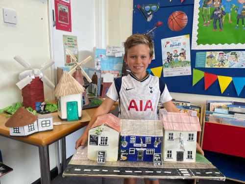 Leigh On Sea News. Pupil’s Models Showcased - RAYLEIGH Library showcased the artistic craftsmanship of local children with a display of 50 renowned local structures.