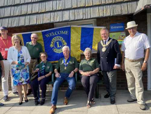 Leigh On Sea News. Donated Bench Unveiled - THE MP for Southend West joined Southend Mayor Coun Stephen Habermel in unveiling a bench seat outside the Eastwood Community Centre.