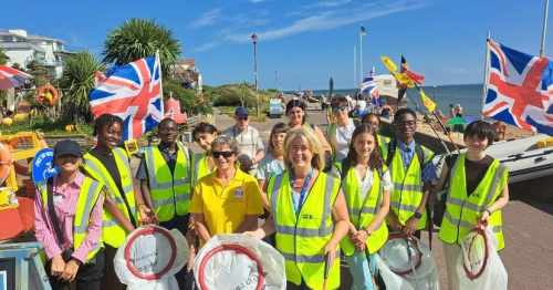 Leigh On Sea News. Student Litter-pick - THE MP for Southend West took work experience students to Chalkwell Beach as part of British Beach Clean Week.