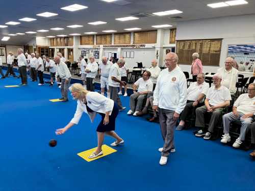 Leigh On Sea News: Stroke Club Bowling  - ANNA Firth, MP for Southend West, visited Essex County Bowling Club to see the Stroke Club play on the October 13.