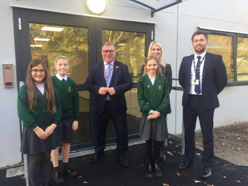 Leigh On Sea News: MP Sees New Classrooms - RAYLEIGH and Wickford MP, Mark Francois, saw for himself new relocatable classrooms being used during a recent visit to Hockley Primary School.