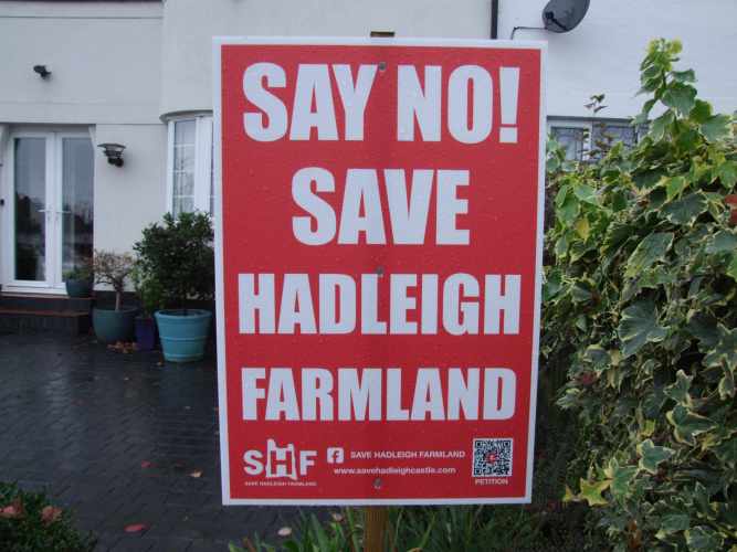 Leigh On Sea News: Unite Against Development - NEARLY 30 residents from Hadleigh and Leigh came together to celebrate the Save Hadleigh Farmland Petition reaching 8,000 signatures.