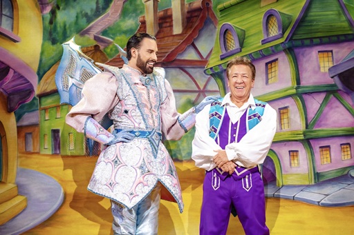 Leigh On Sea News: Cliffs Pantomime a Masterclass - CAN there be any bigger stars on the current panto circuit than Rylan and Ross King - or any with such versatility?